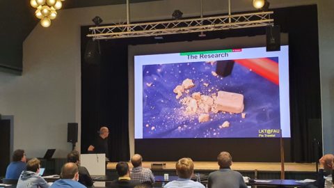 Paul Steinmann presenting the video about fragmentation of candy bars (Image: A. Dakkouri-Baldauf)