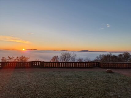 Early birds are enchanted by the misty landscape around the monastery. (image: Nicole Güthlein)