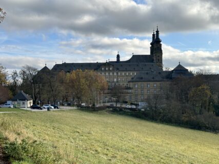 Departure for a "Scientific Hiking Tour", the doctoral students move away from the monastery. (image: Nicole Güthlein)