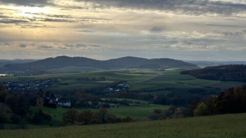 The doctoral students hike in the landscape of th so calles "Franconian Switzerland". (image: Nicole Güthlein)